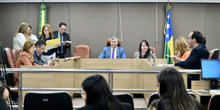 PEC que propõe 180 dias de licença maternidade para servidoras públicas estaduais mães adotivas é aprovada na Alese