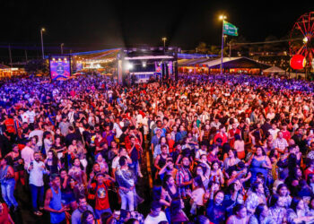 Primeira noite do Arraiá do Povo leva multidão à Orla da Atalaia com grandes artistas