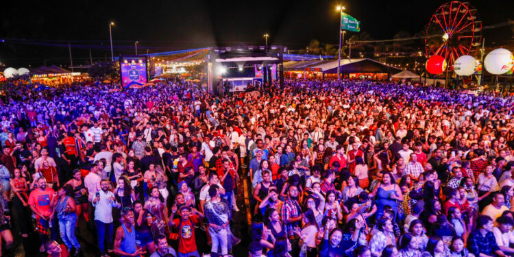 Primeira noite do Arraiá do Povo leva multidão à Orla da Atalaia com grandes artistas