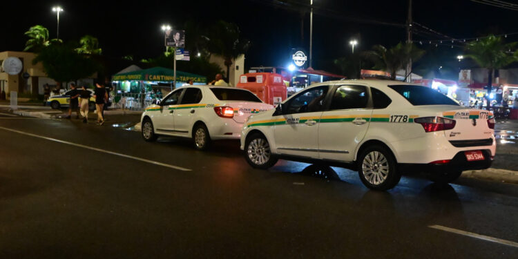 Taxistas e motoristas de aplicativos comemoram aumento da renda durante o Arraiá do Povo