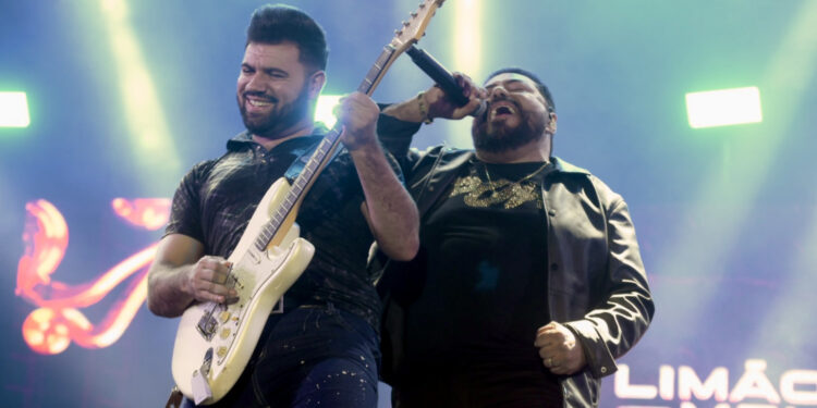Forró romântico de Limão com Mel marca a 19ª noite do Arraiá do Povo
