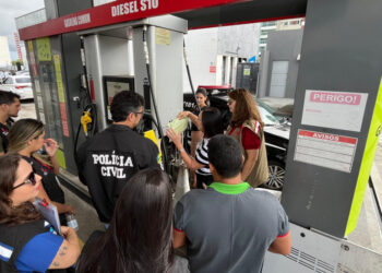 Operação fiscaliza bombas medidoras de combustíveis na capital