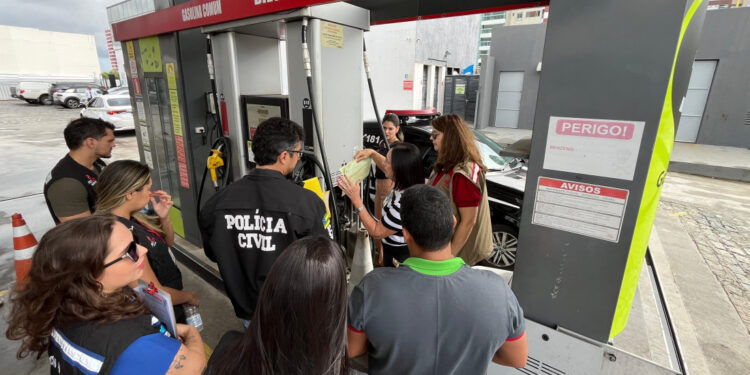 Operação fiscaliza bombas medidoras de combustíveis na capital
