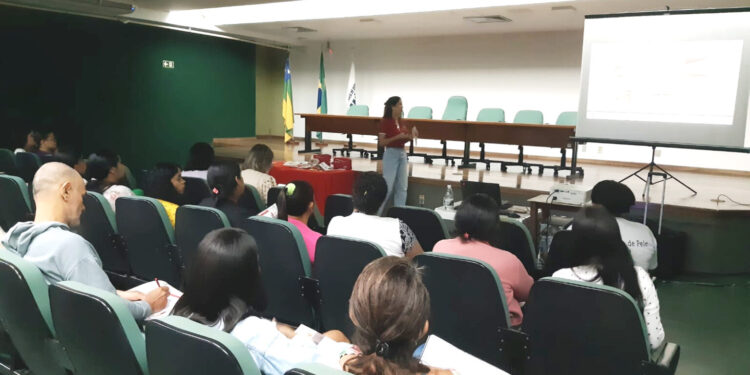 Profissionais de saúde recebem capacitação sobre manejo e cuidados com estomias