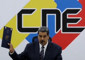Mesmo com contestação internacional, órgão eleitoral da Venezuela proclama Maduro como presidente reeleito; população realiza panelaços contra resultado