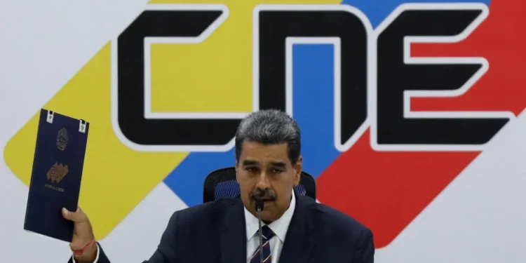 Mesmo com contestação internacional, órgão eleitoral da Venezuela proclama Maduro como presidente reeleito; população realiza panelaços contra resultado