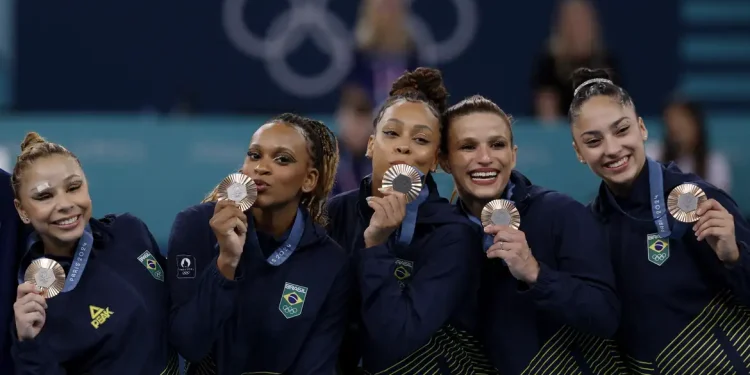 Equipe feminina conquista bronze inédito na ginástica artística