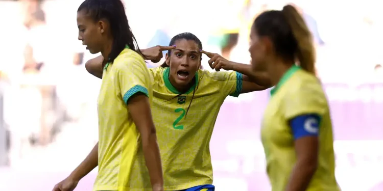 Futebol feminino perde para a Espanha, mas avança para as oitavas