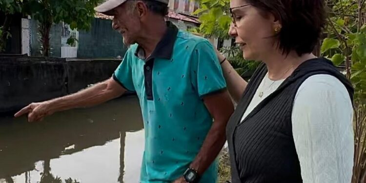 Emília relata drama de moradores que sofrem com canal em conjunto