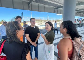 Emília e Ricardo visitam sistema público de transporte de Maceió