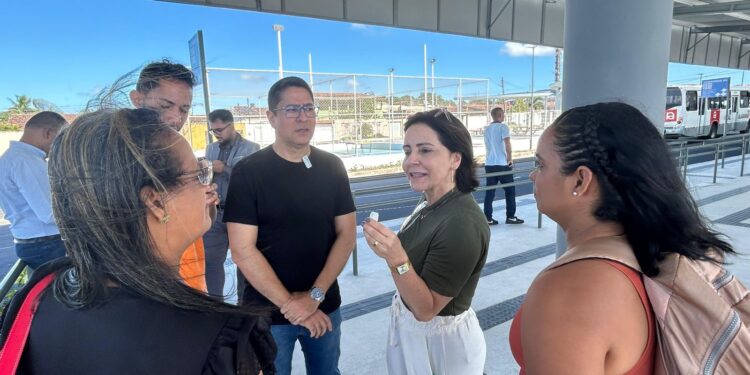 Emília e Ricardo visitam sistema público de transporte de Maceió
