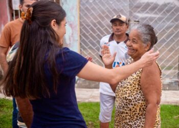 Yandra visita moradores do Recanto dos Cajueiros, no Marivan