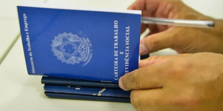 Governo federal adia regra sobre trabalho do comércio em feriados para 2025