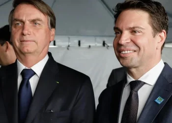 Bolsonaro e Ramagem não estão proibidos de manter contato durante período eleitoral, reafirma ministro do STF
