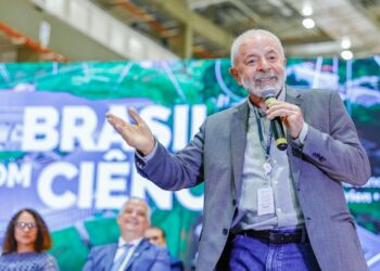 Lula critica governos anteriores por obras paralisadas