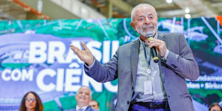 Lula critica governos anteriores por obras paralisadas