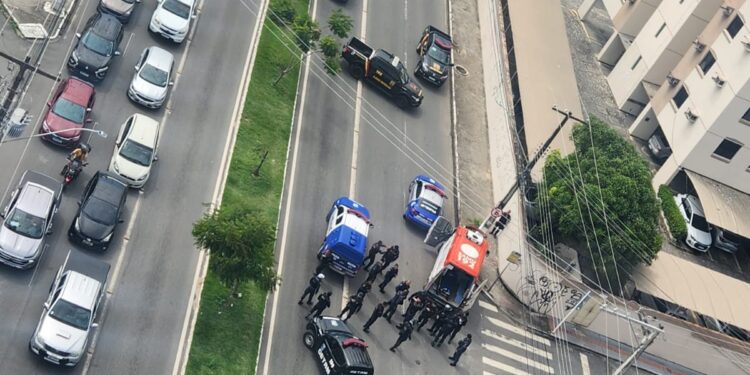 Confusão que começou no Detran termina com um homem preso após furtar uma ambulância do Samu