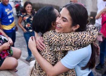 Yandra visita São Conrado e conversa com moradores