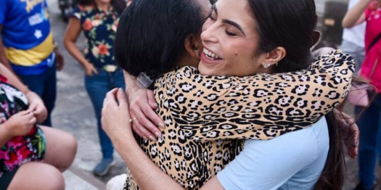 Yandra visita São Conrado e conversa com moradores