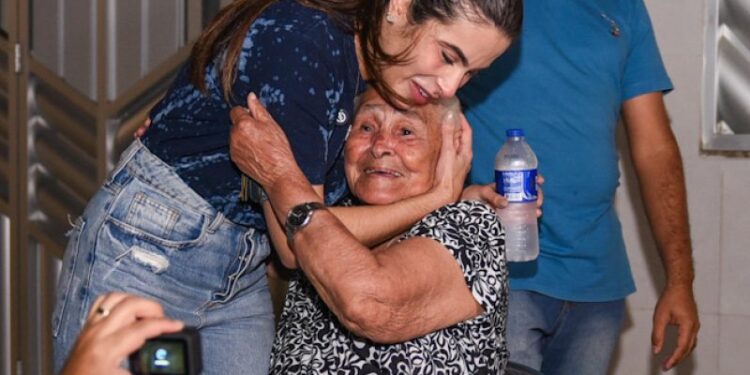 Yandra conversa com moradores do 18 do Forte e Mosqueiro 