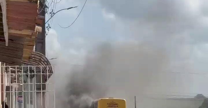 Principio de incêndio atinge ônibus escolar com estudantes em Salgado