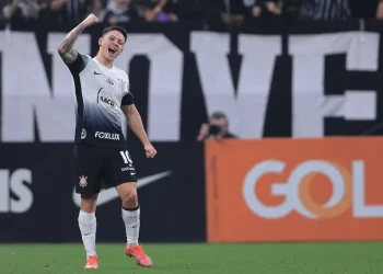 Corinthians marca nos acréscimos e encerra jejum de vitórias no Brasileirão