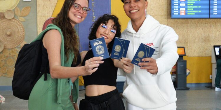 Alunos do Centro de Excelência Manoel Messias Feitosa embarcam para a Itália com apoio da Seduc