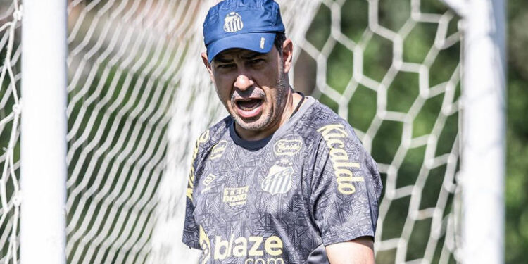 Carille confirma quatro reforços no Santos e faz mistério para não prejudicar negociações