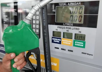 Gasolina ficou mais cara no primeiro semestre deste ano, chegando a preço médio de R$ 6,02 por litro, aponta índice