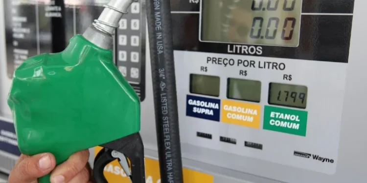 Gasolina ficou mais cara no primeiro semestre deste ano, chegando a preço médio de R$ 6,02 por litro, aponta índice