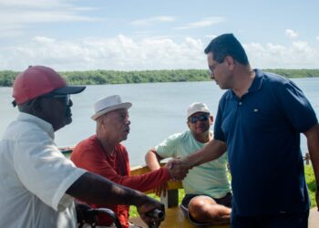 Luiz prestigia a corrida de barcos de São Pedro no Mosqueiro