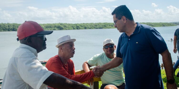 Luiz prestigia a corrida de barcos de São Pedro no Mosqueiro