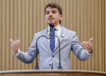 “Não basta construir, é preciso cuidar das nossas praças”, afirma Breno