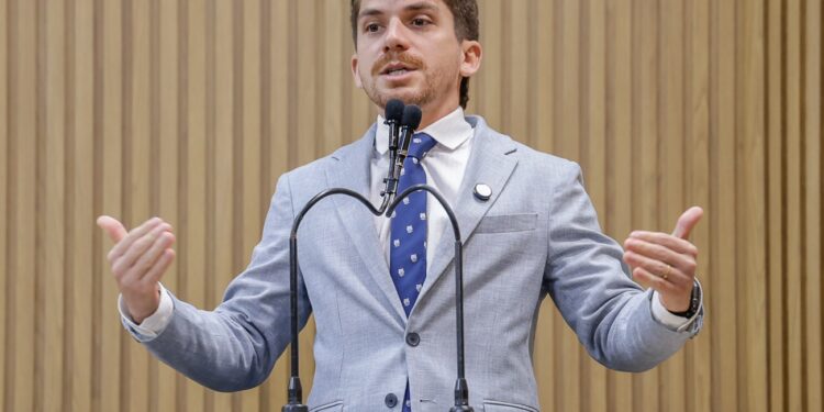 “Não basta construir, é preciso cuidar das nossas praças”, afirma Breno