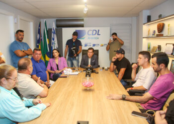 Yandra conversa com comerciantes do centro e fala sobre programa ‘Viva o Centro’