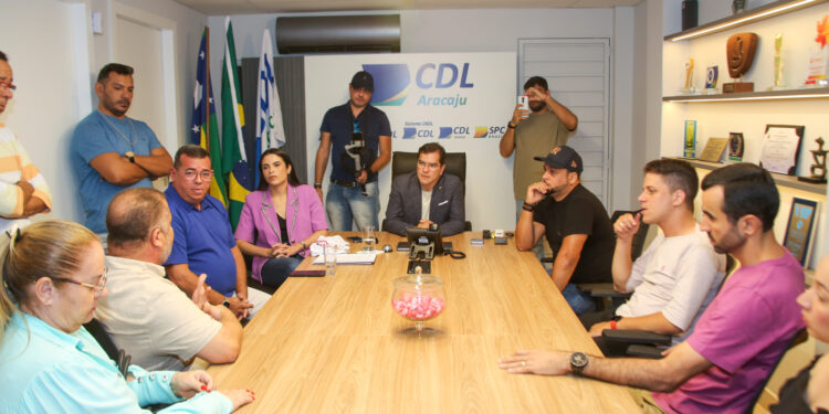 Yandra conversa com comerciantes do centro e fala sobre programa ‘Viva o Centro’