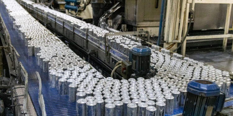 Sergipe fabrica latas para grandes grupos de bebidas no Brasil