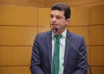 Deputado Paulo Júnior pede regularidade no pagamento de bolsas de incentivo a alunos