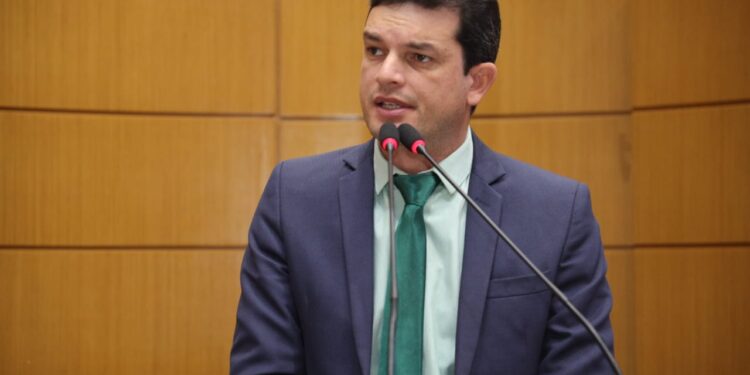 Deputado Paulo Júnior pede regularidade no pagamento de bolsas de incentivo a alunos