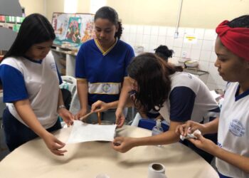 Alunas de Umbaúba produzem absorventes sustentáveis e de baixo custo