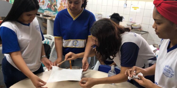 Alunas de Umbaúba produzem absorventes sustentáveis e de baixo custo