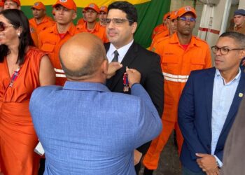 Presidente da Alese é condecorado pelo Corpo de Bombeiros de Sergipe