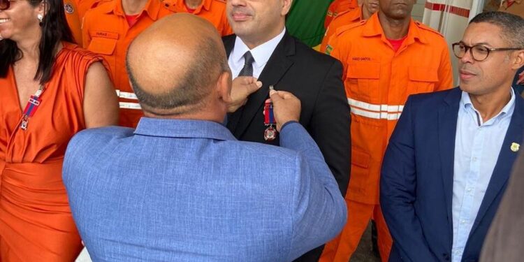Presidente da Alese é condecorado pelo Corpo de Bombeiros de Sergipe