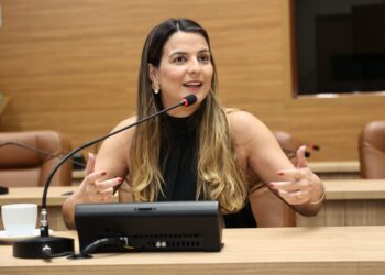 Lidiane Lucena destaca inauguração de quadra de esportes em Poço Redondo