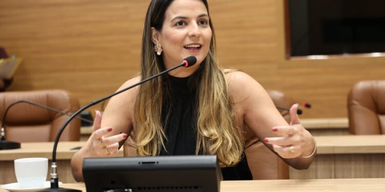Lidiane Lucena destaca inauguração de quadra de esportes em Poço Redondo