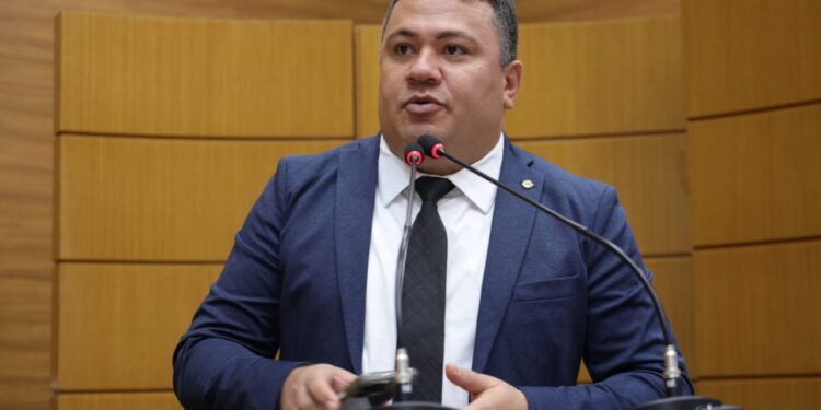 Deputado Kaká pede apoio para construir casa para menina com epidermólise bolhosa