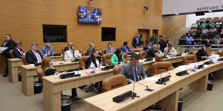 Deputados aprovam Projeto de Lei complementar que reajusta salário de Policiais Penais