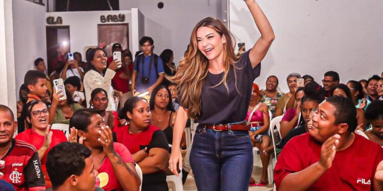 Candisse dialoga com lideranças políticas e comunidade do bairro Santa Maria, em Aracaju