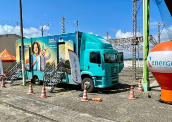 Caminhão da Energisa leva palestras e troca de lâmpadas para Muribeca