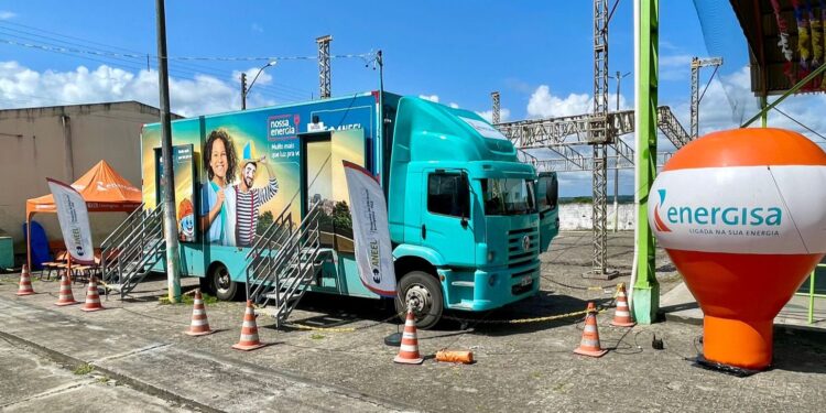Caminhão da Energisa leva palestras e troca de lâmpadas para Muribeca